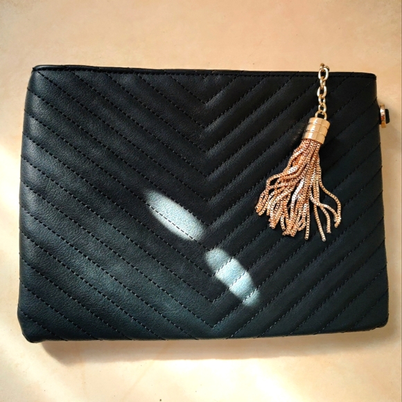 FOREVER NEW Black Chevron Wristlet - Picture 2 of 13